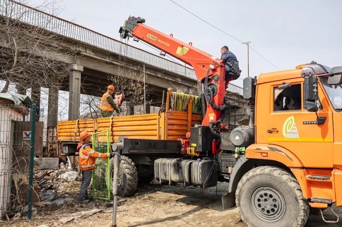    Во Владивостоке под Рудневским мостом начали сносить незаконные постройки