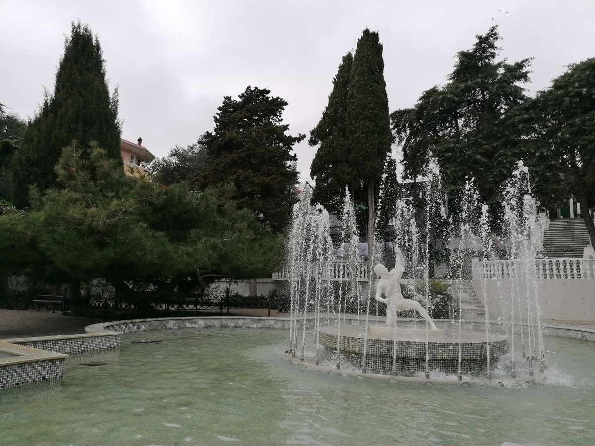 Фонтан Рыбак в центральной части набережной. 