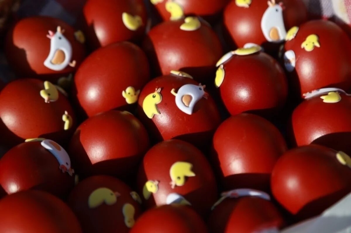    Яйца цвета бургунди и сахарные петушки.