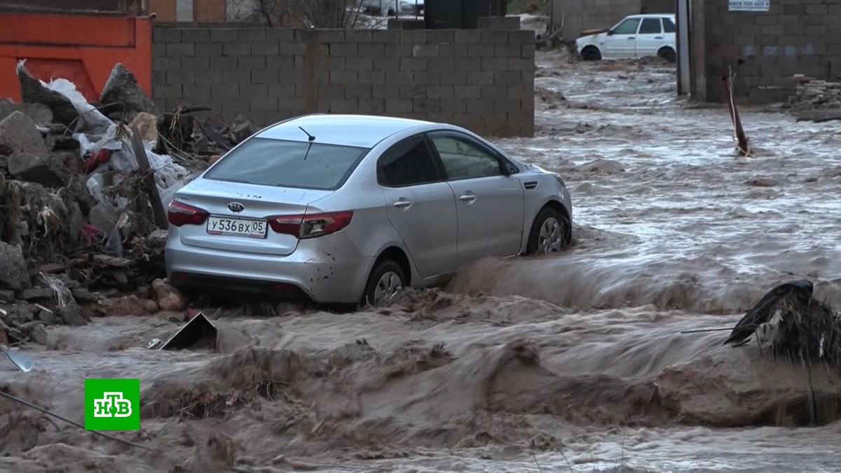    В Дагестане русла рек вышли из берегов и образовали озера в городской застройке
