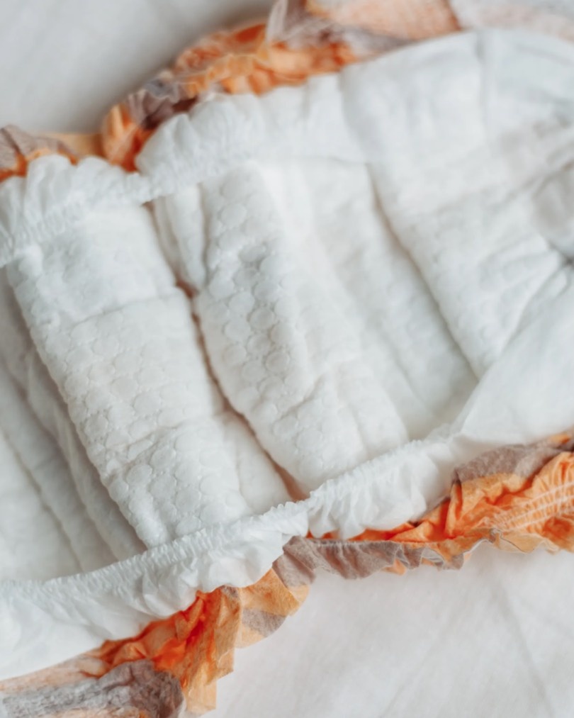 Верхний слой [1] Подгузника Enternal Summer; [2] Подгузника Bebetour. 3D поверхность не дает соприкасаться коже малыша с влагой