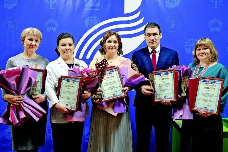     Хезмәтегез алдында баш иябез!