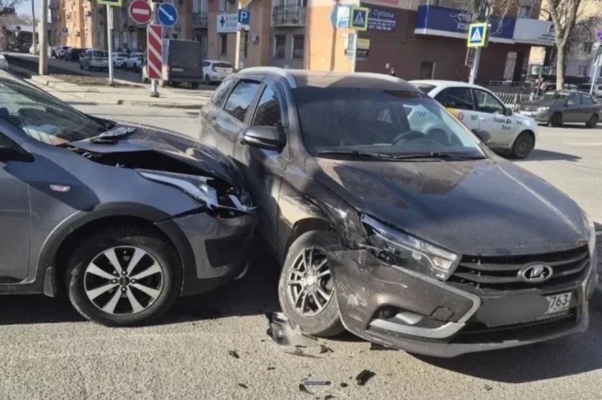    В центре Самары Vesta не уступила дорогу Kia, есть пострадавшие