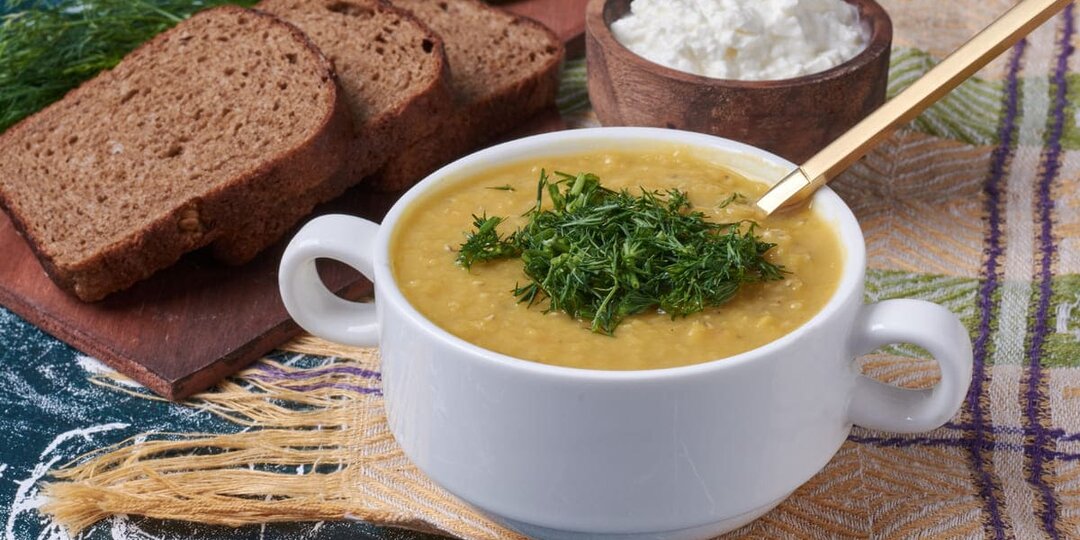 200 г гороха на 2,5 л бульона — и суп на несколько дней готов: экономное меню всего за 40 минут