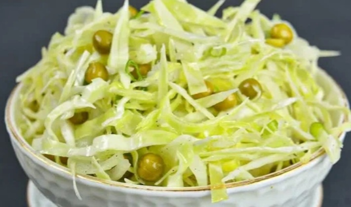 Салат на основе капусты и зелёного горошка.