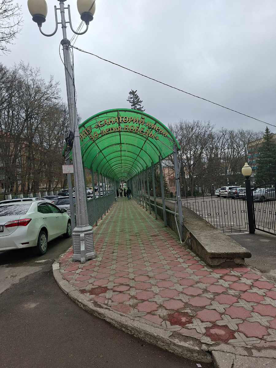 Стоянка автомобилей и вход в парк