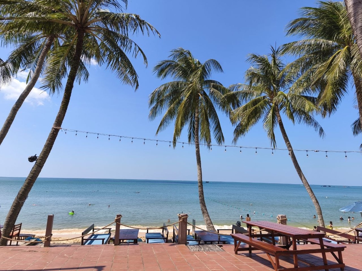 Пляж Long Beach (Лонг Бич) в центре острова Фукуок, Вьетнам