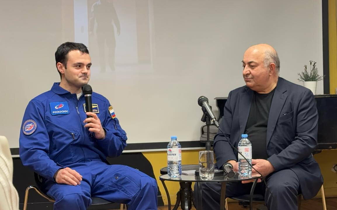   Арутюн Кивирян и ведущий мероприятия Александр Хачиян. Фото: Ереван Первый.