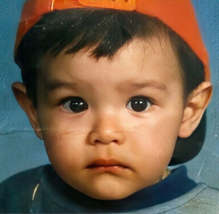 Бурак Озчивит в детстве.