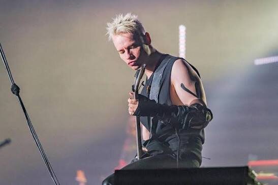 Мы поём с Шаманом. Исполняет ИИ. Стихи мои, естественно! Рок-огонь!