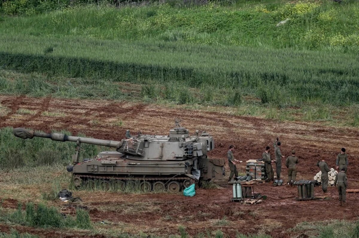    Израильские солдаты около израильско-ливанской границы.