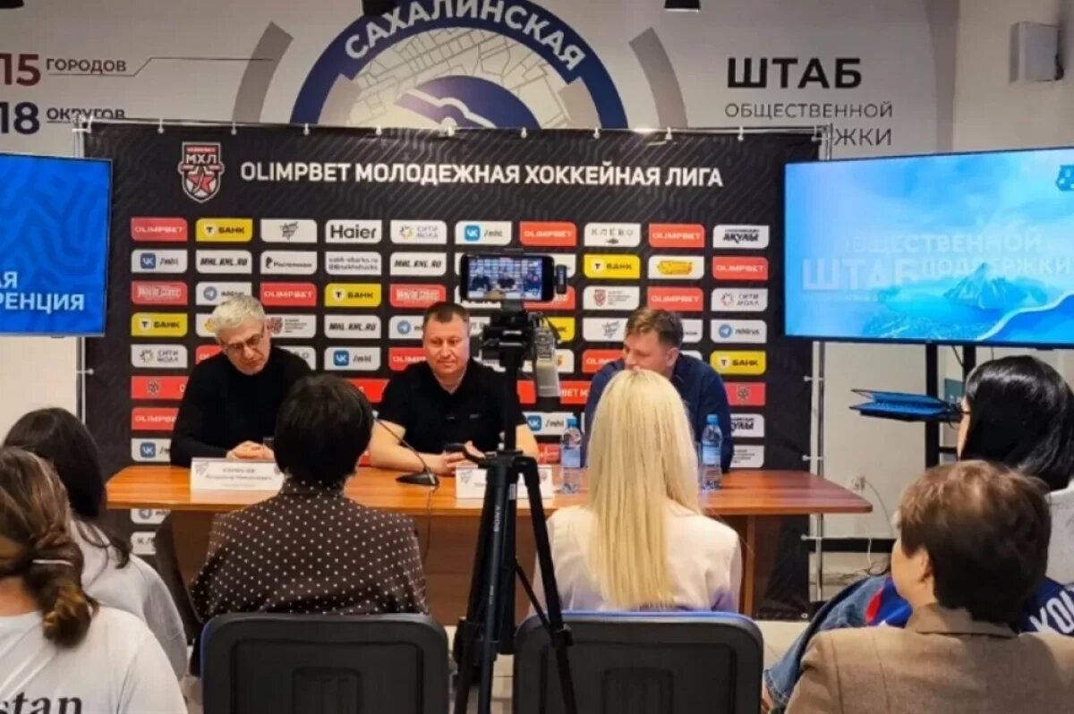    Сахалинские хоккеисты передали технику бойцам СВО