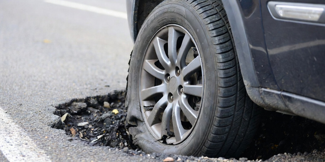 Пробил колесо в яме? Это ДТП. Как получить компенсацию от дорожников