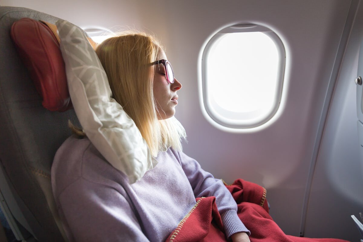 Фото с сайта: https://www.bustle.com/p/what-being-on-a-plane-for-a-long-time-does-to-your-body-19297248