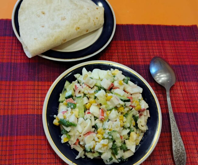 Простой и вкусный салат с крабовыми палочками и рисом без лишних хлопот.