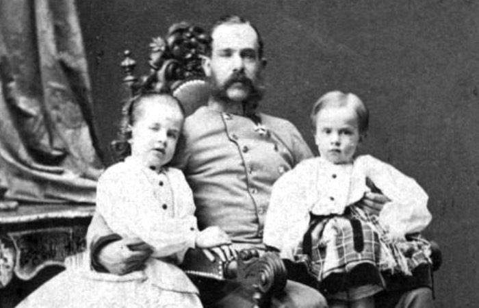    Гизела и её брат Рудольф воспитывались отцом и бабушкой.