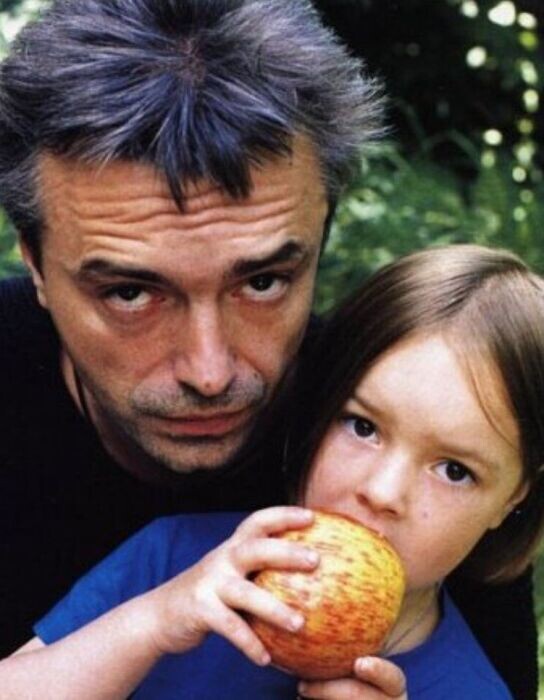 Вера Панфилова в детстве с отцом.