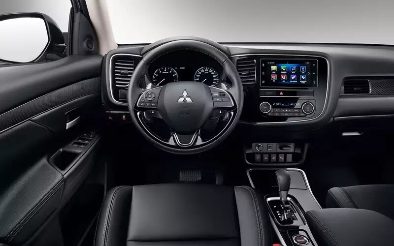 В салоне все не очень затейливо и после 100 тысяч км начинает поскрипывать. Мультимедийную систему считают устаревшей. Зато ничего не отваливается.Mitsubishi Outlander 2015-2022
📷
