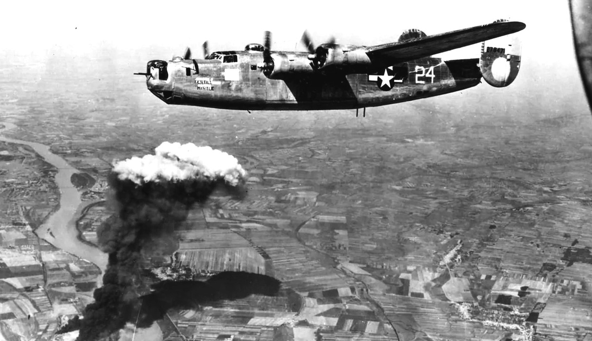 Американский бомбардировщик B-24 Liberator во время боевого вылета. Исходное изображение найдено на pinterest.com.