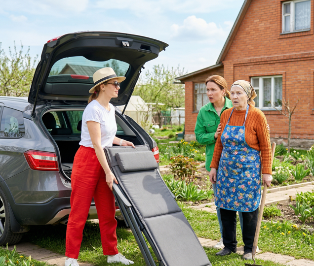 Свекровь отдала урожай дочери, заставив невестку пахать всё лето — но весной она побледнела, увидев, что та достает из багажника шезлонг
