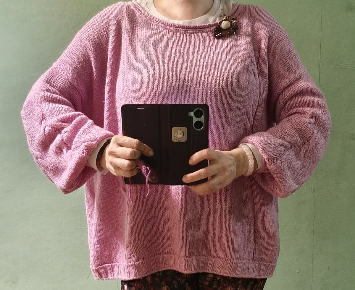 Например этот джемпер связан из бобинки, купленной на пряжной барахолке. Там в составе меринос и шёлк!