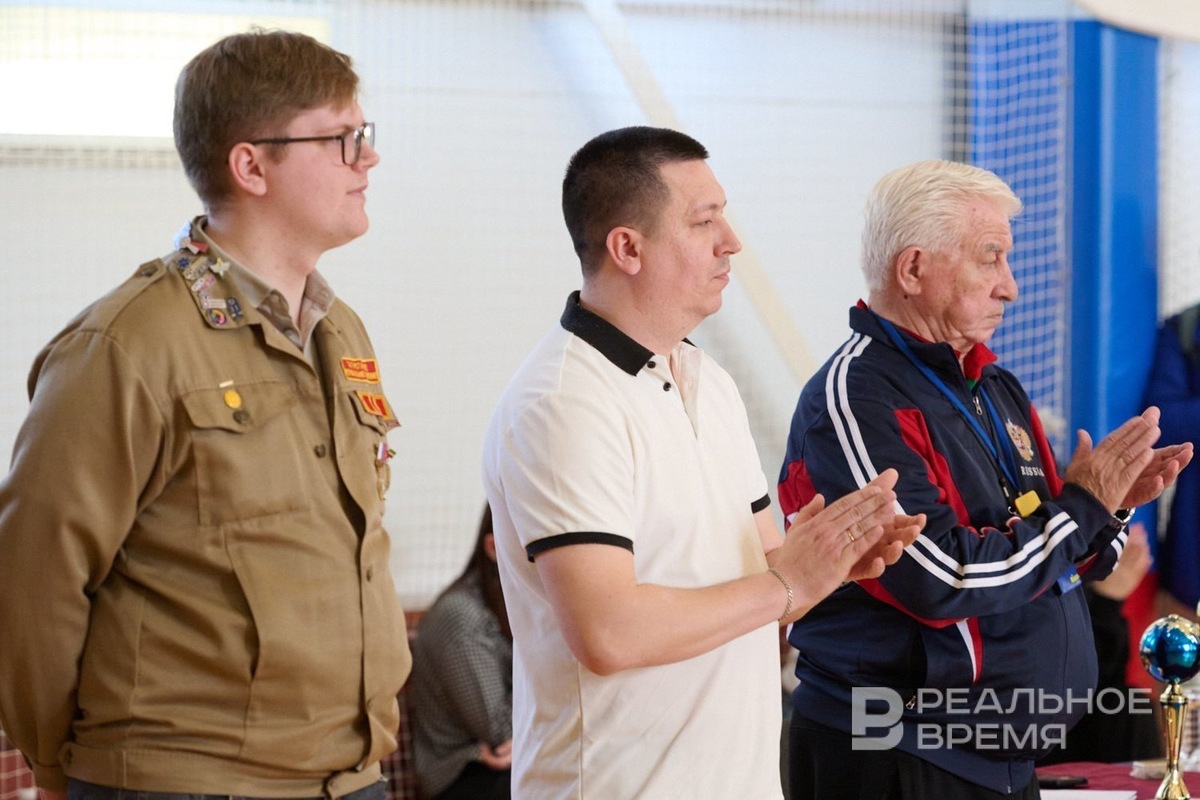    Перед началом турнира перед студентами выступили представители руководства и сотрудники предприятия. Динар Фатыхов / realnoevremya.ru