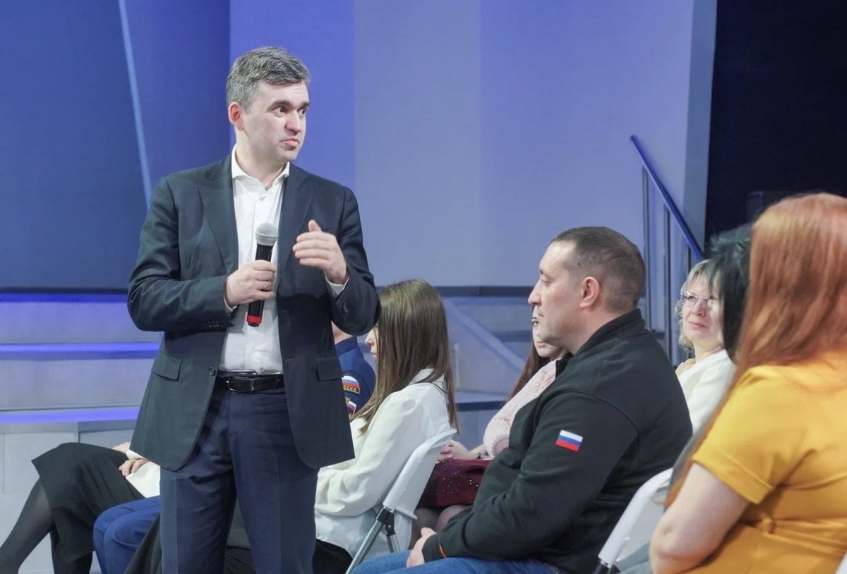 Губернатор внимательно выслушал жителей города. Фото: Дмитрий Рыжаков