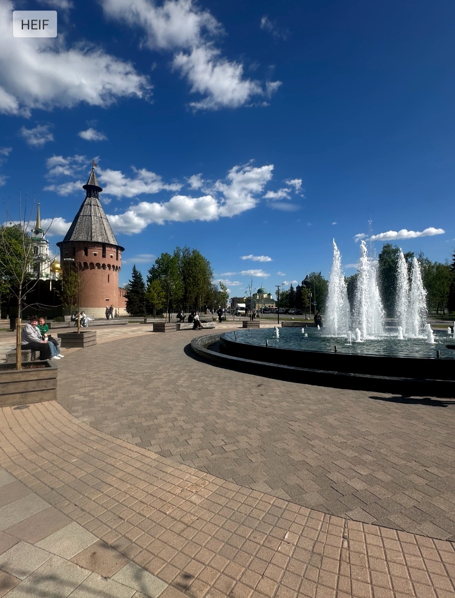 Фонтан на Крестовоздвиженской площади и Спасская башня Тульского Кремля