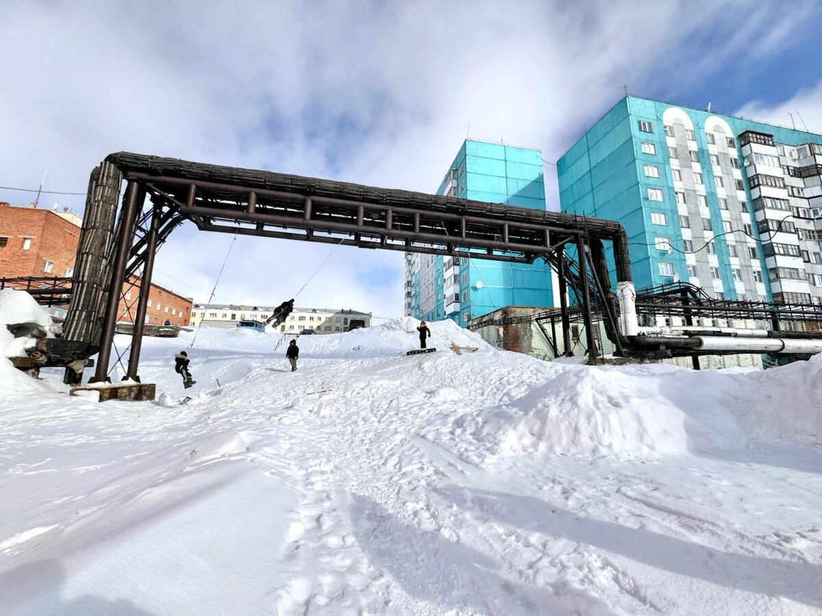 Из-за вечной мерзлоты коммуникации в Дудинке выведены над землей. Местные ребята используют их как опору для тарзанки.