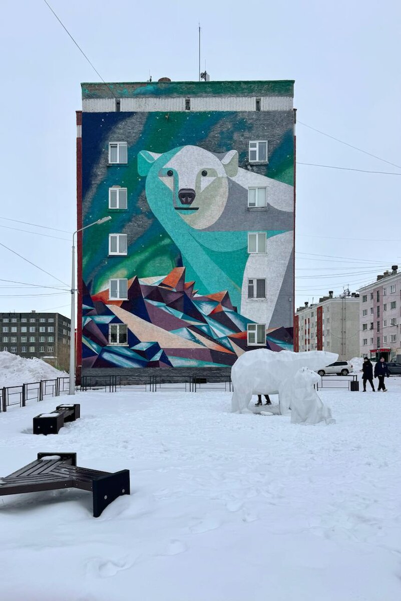 Мурал с белым мишкой в Дудинке