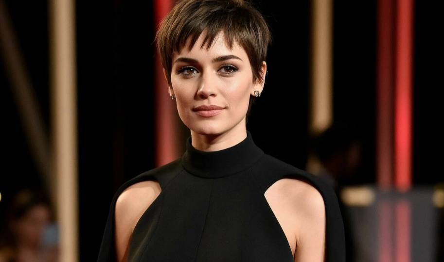 Увидев бывшую жену на дорогом мероприятии, позеленел от злости