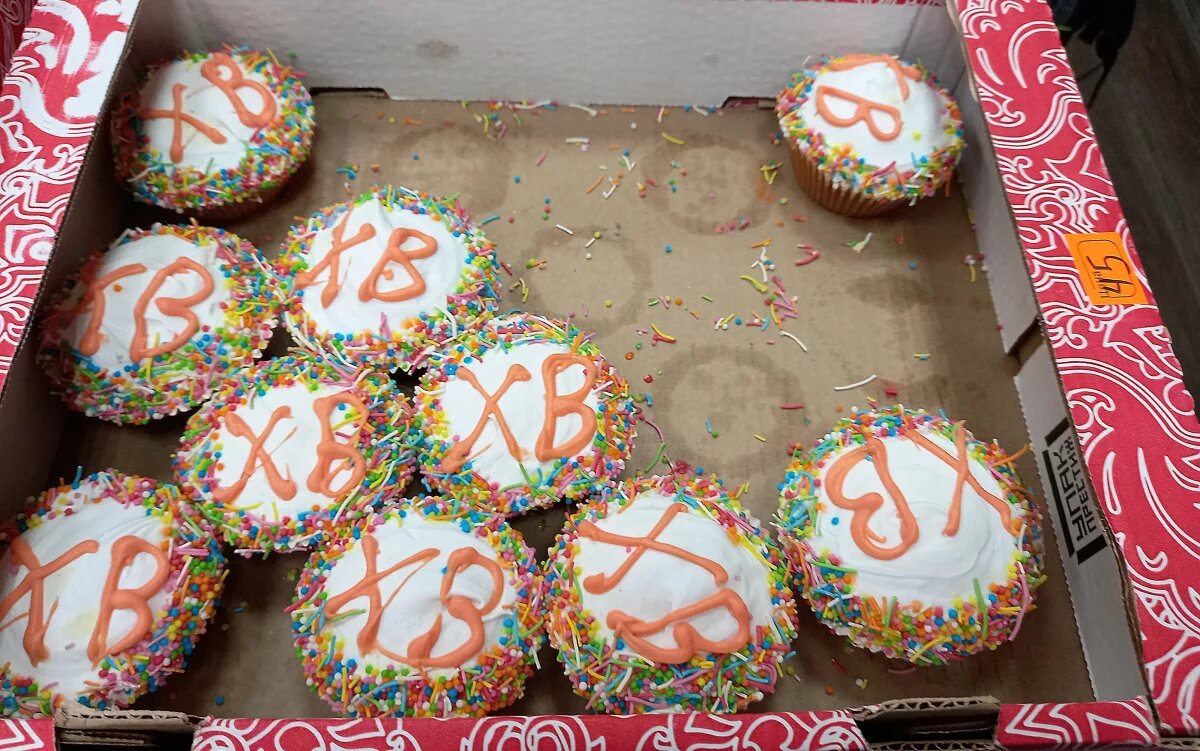    Готовые куличи уже появились в продаже.