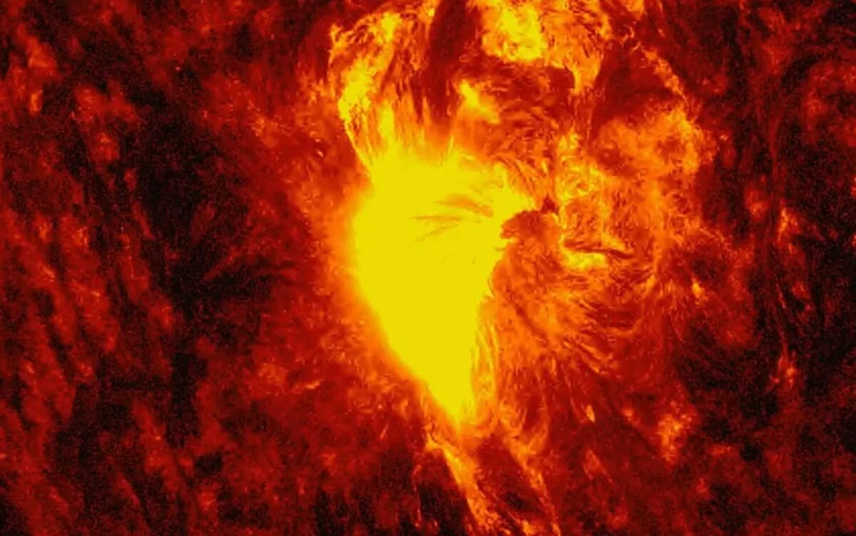    Очень сильную вспышку на Солнце зафиксировали астрономы