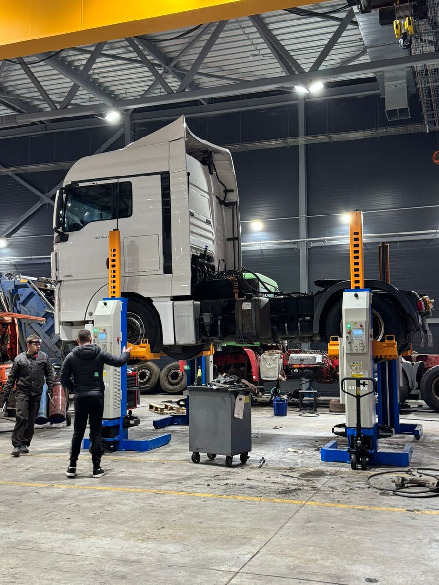 В Санкт-Петербурге на Софийской улице работает «АМГ-Сервис» — техно-гигант, созданный для обслуживания тяжелой техники в промышленных масштабах.