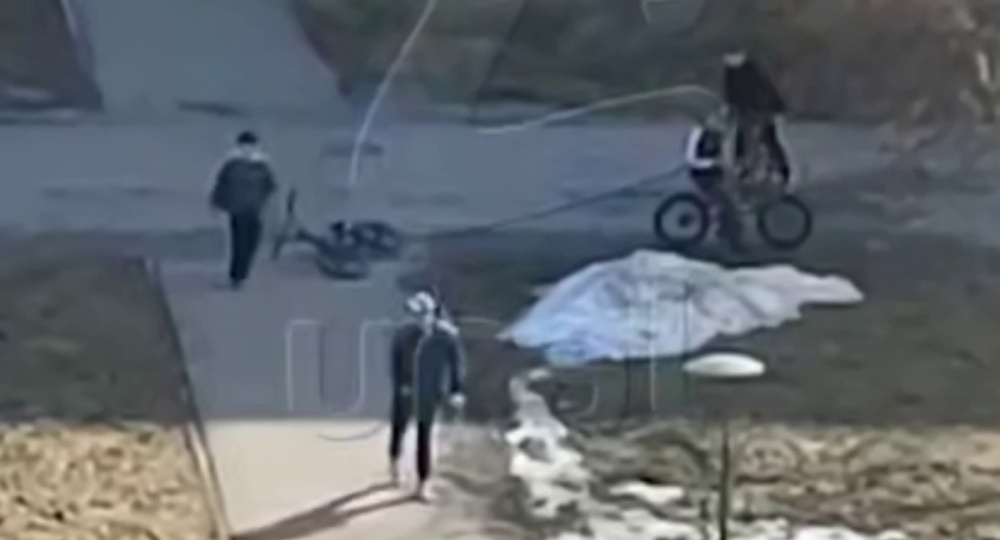 «Им было весело»: на Урале подростки кидали петарды под ноги беззащитному инвалиду