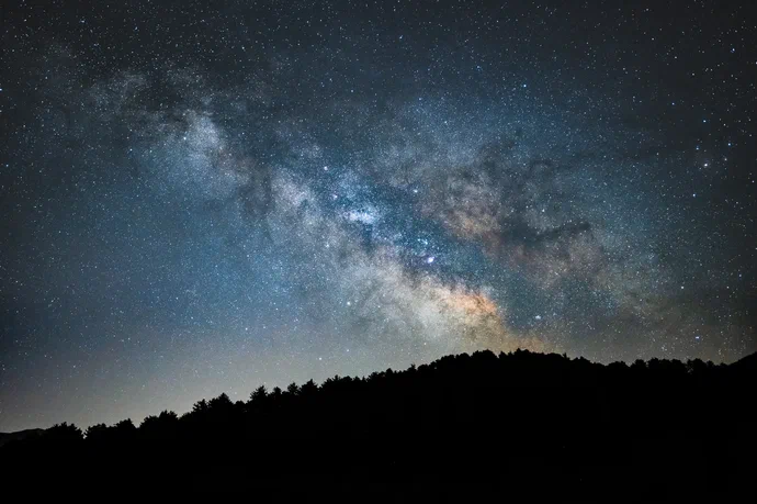 Рис. 1. Млечный Путь на ночном небе. Вид с Земли.