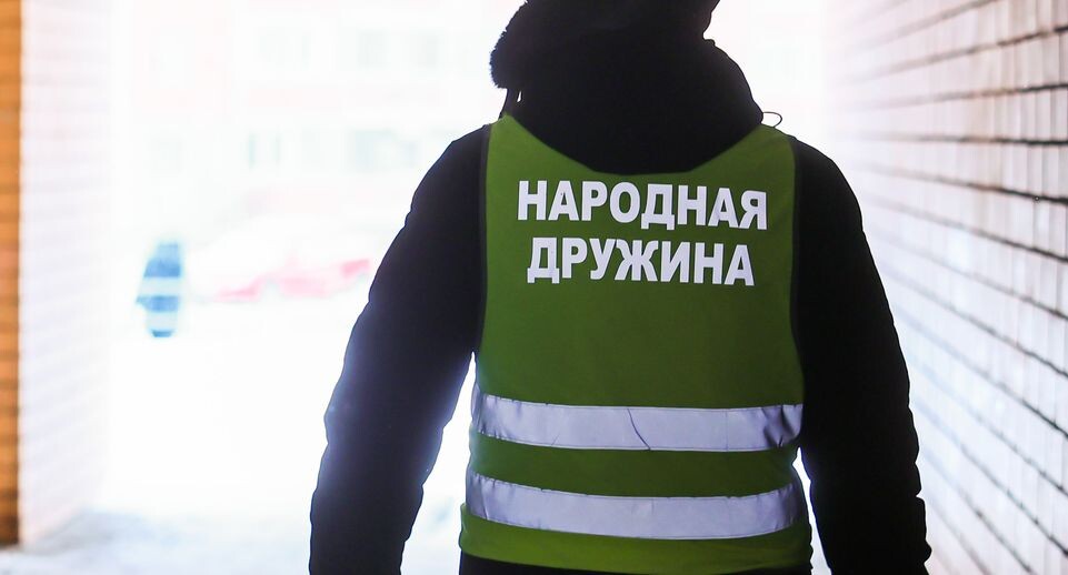    Народный дружинник проводит обход территории / Медиасток.рф