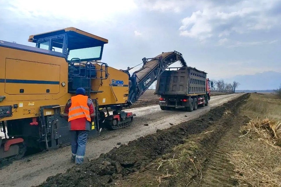   В Амвросиевском округе ремонтируют дорогу Григоровка – Агрономичное. Фото: «Служба автомобильных дорог Донбасса»