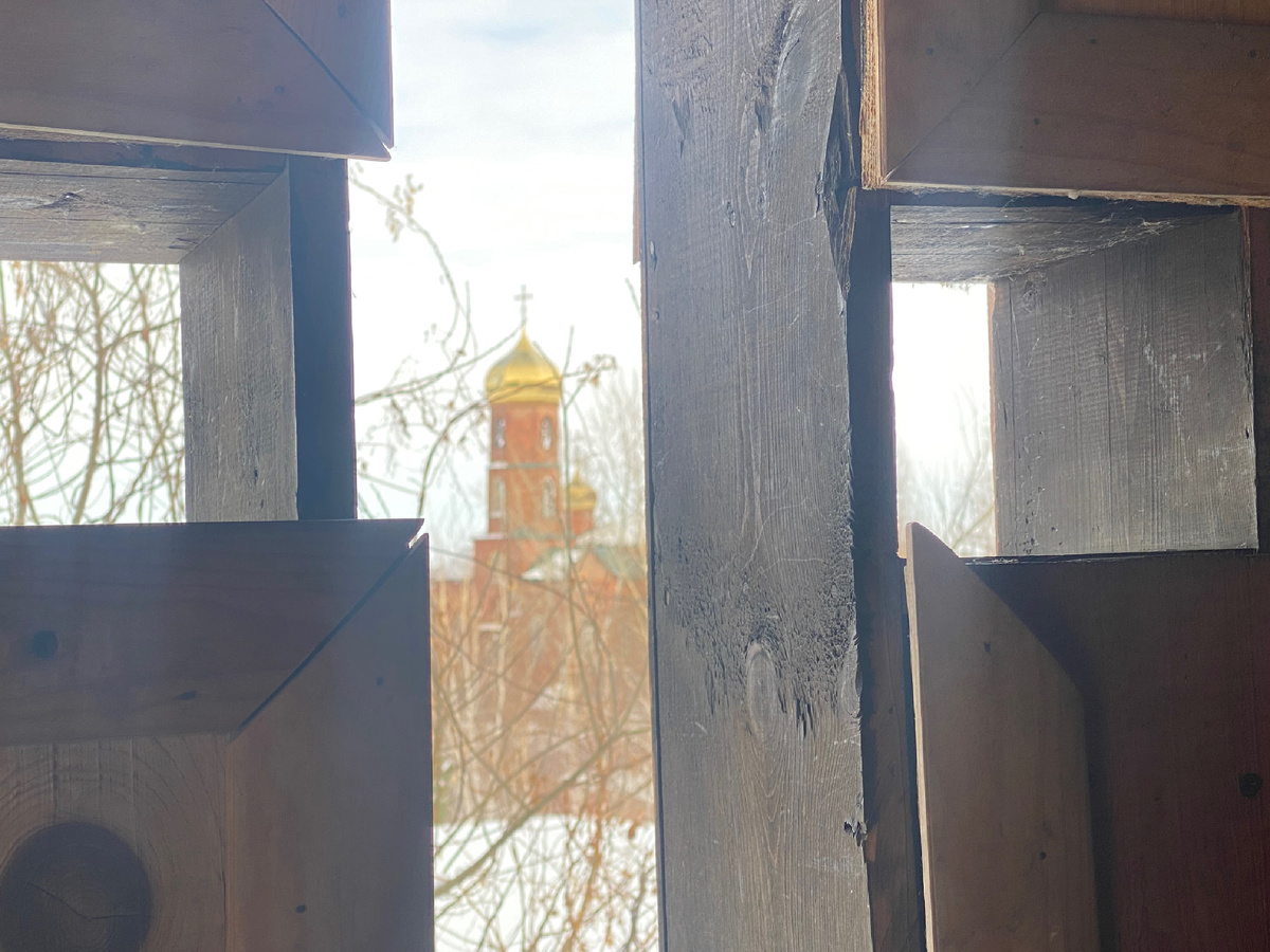 Окно в часовне при Храме великомученика и целителя Пантелеймона