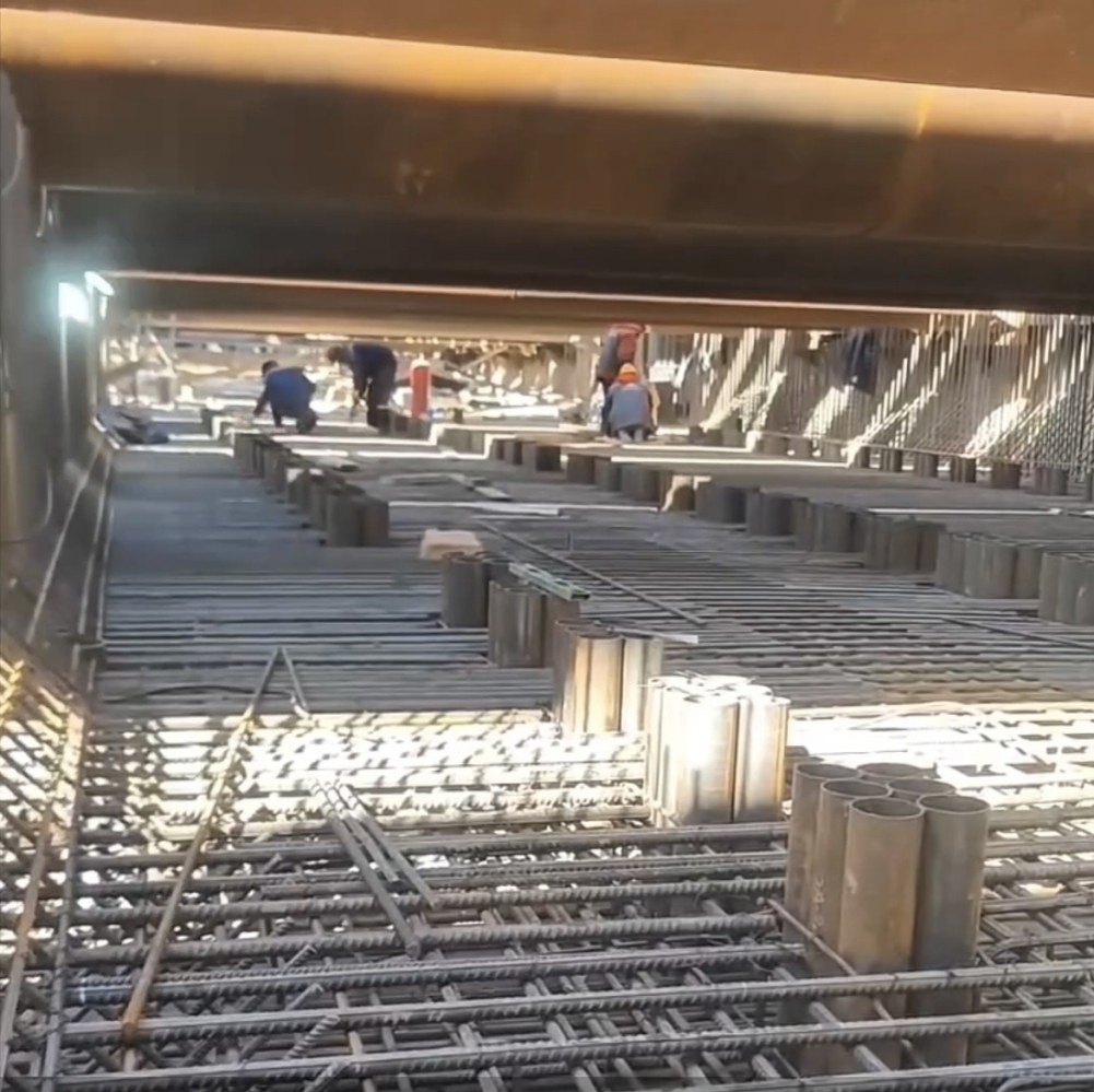    Плиту перекрытия сооружают на станции метро "Сенная" в Нижнем Новгороде