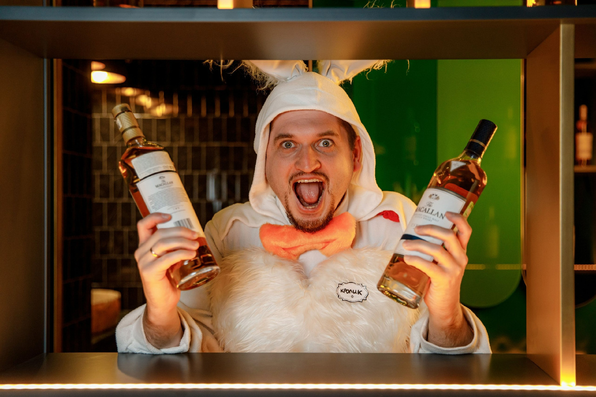 Кролик Рукосуев на дегустации виски.