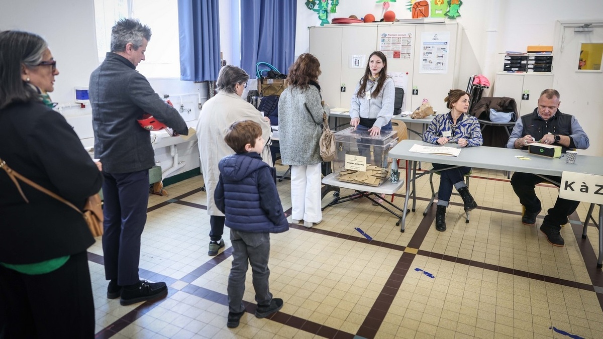    Французы продолжают голосовать против правых, хотя нынешнее руководство их тоже не устраивает.