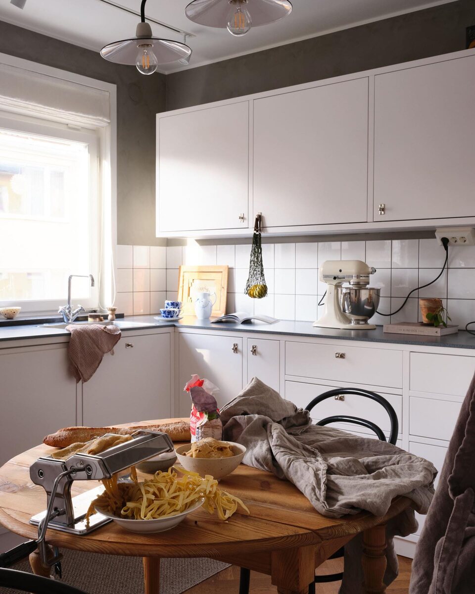 Глубина столешницы в данном случае будет уже стандартной, но зато останется место для обеденного стола