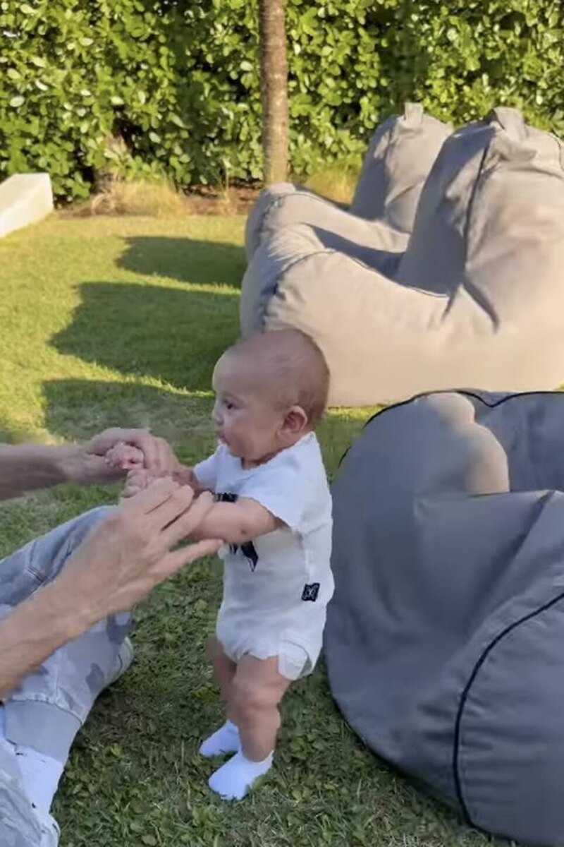    Обращение Иглесиас с крохотным сыном возмутило фанатов Сщциальные Сети