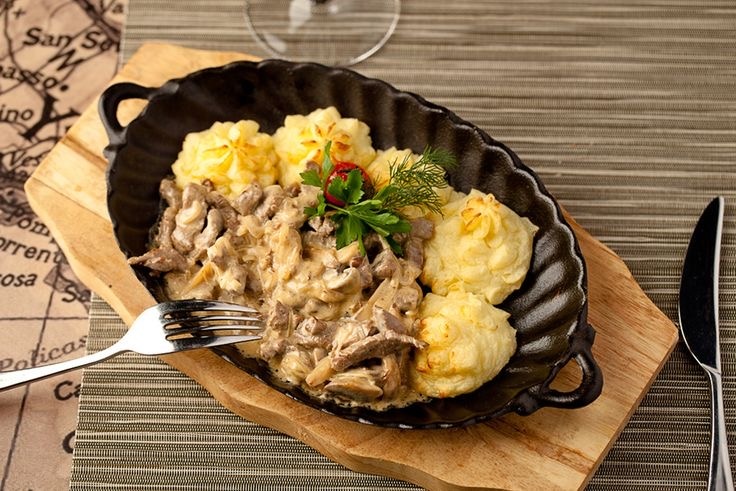 На фото видно типичное блюдо с ароматной подливкой, идеально подходящее к гарниру.