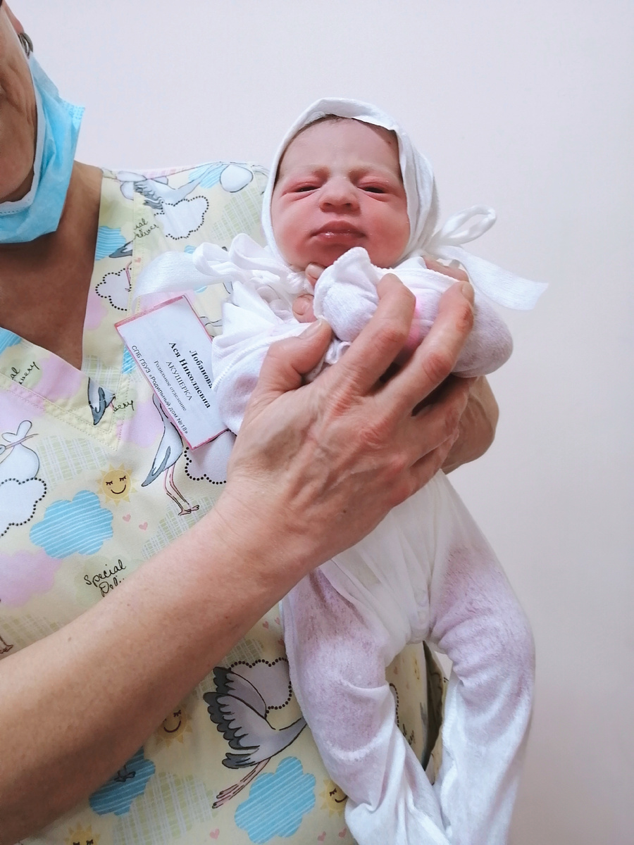 Вот она совсем крошечная, только родилась, ещё такая серьёзная, будто уже с характером.