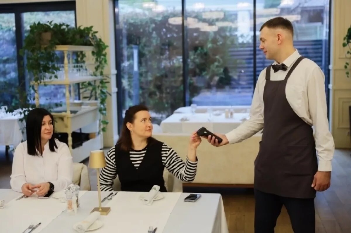    Россияне стали щедрее на чаевые персоналу баров и кафе