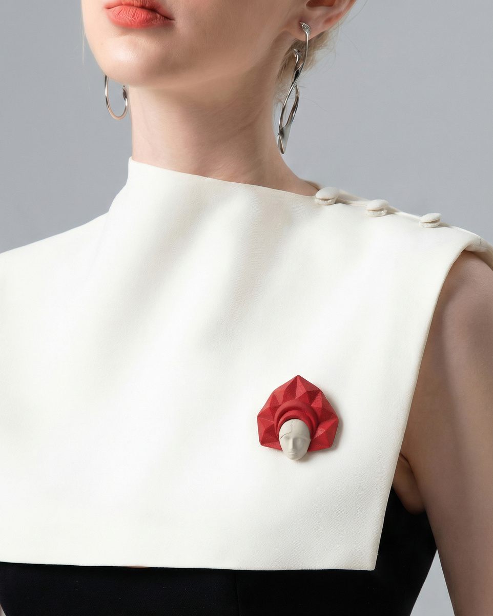 Дизайнерская брошь Sagarti. 