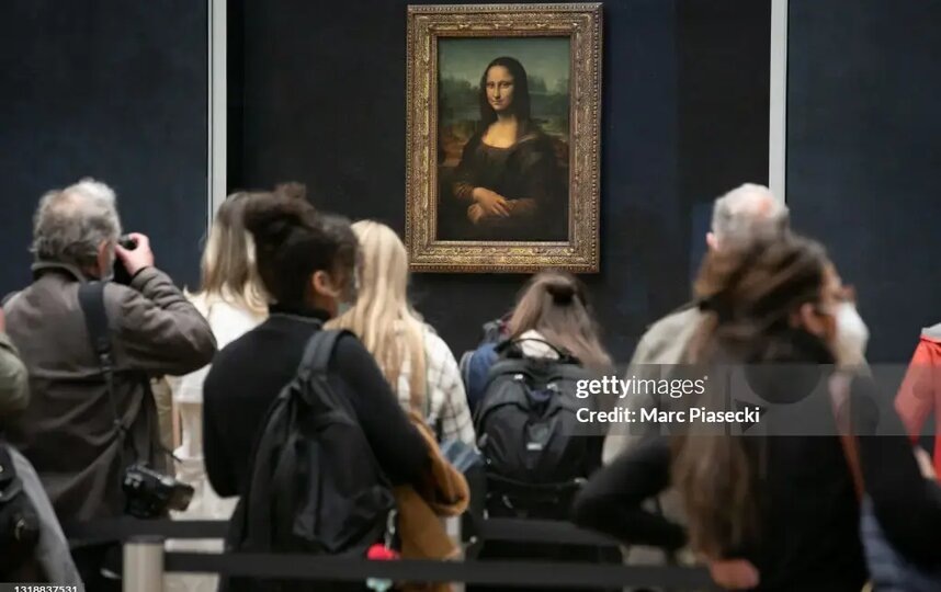    Посетители возле картины итальянского художника Леонардо да Винчи "Мона Лиза" в Лувре.Getty