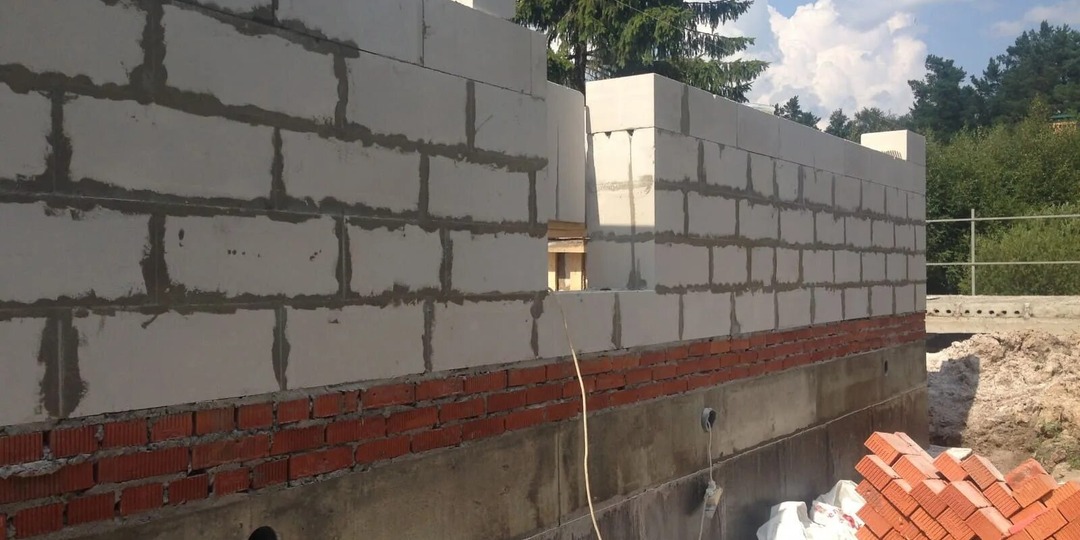 «Это конструктор для взрослых, а не стройка»: начал строить из газобетона и осознал, почему многие выбирают дерево